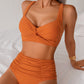 Conjunto de bikini de dos piezas con tirantes finos y estilo chic.