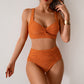 Conjunto de bikini de dos piezas con tirantes finos y estilo chic.