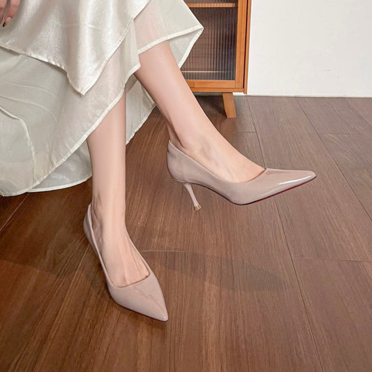 Zapatos de tacón de aguja de charol para mujer con suela roja.
