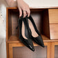 Zapatos de tacón de aguja de charol para mujer con suela roja.