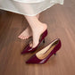 Zapatos de tacón de aguja de charol para mujer con suela roja.