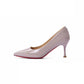 Zapatos de tacón de aguja de charol para mujer con suela roja.